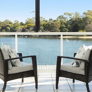 Riverfront With Jetty, Ideal For Families Holiday home
